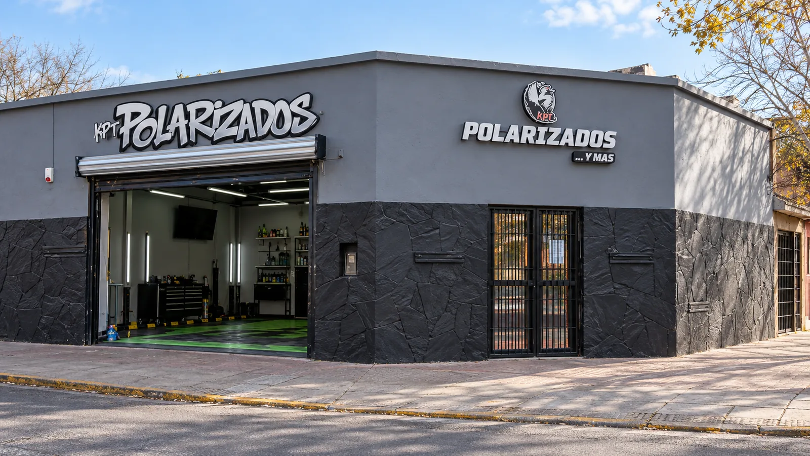 Frente del local de KPT Polarizados, con el taller abierto y sus carteles