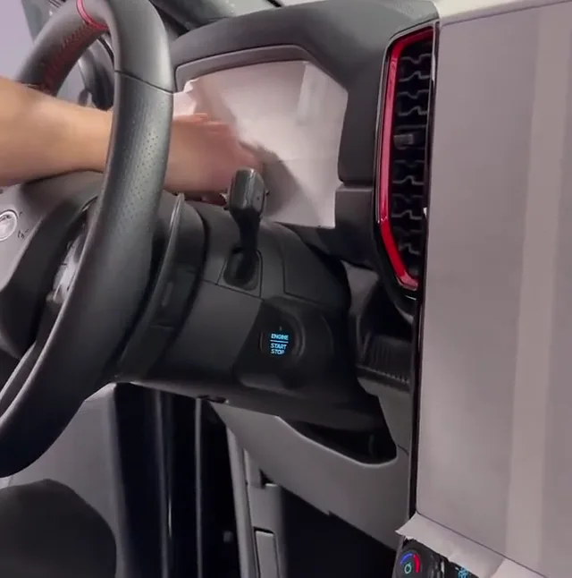 Trabajo en la pantalla y el tablero de una camioneta
