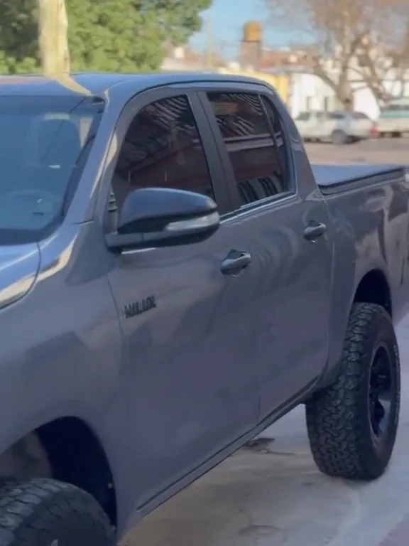 Camioneta gris terminada en un video de ploteos