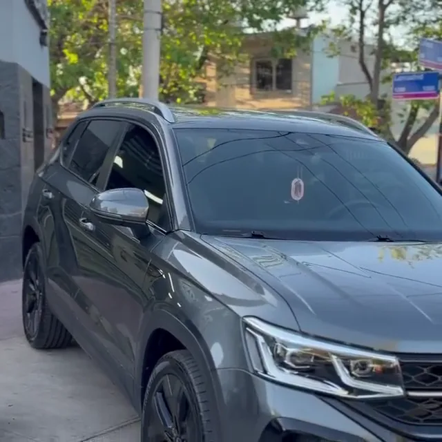 Auto con ploteo de cromados y polarizado, trabajo de KPT