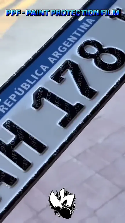 Detalle de una placa en un video de PPF