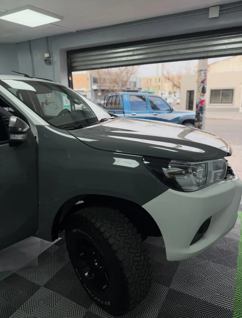Camioneta de dos tonos en un taller