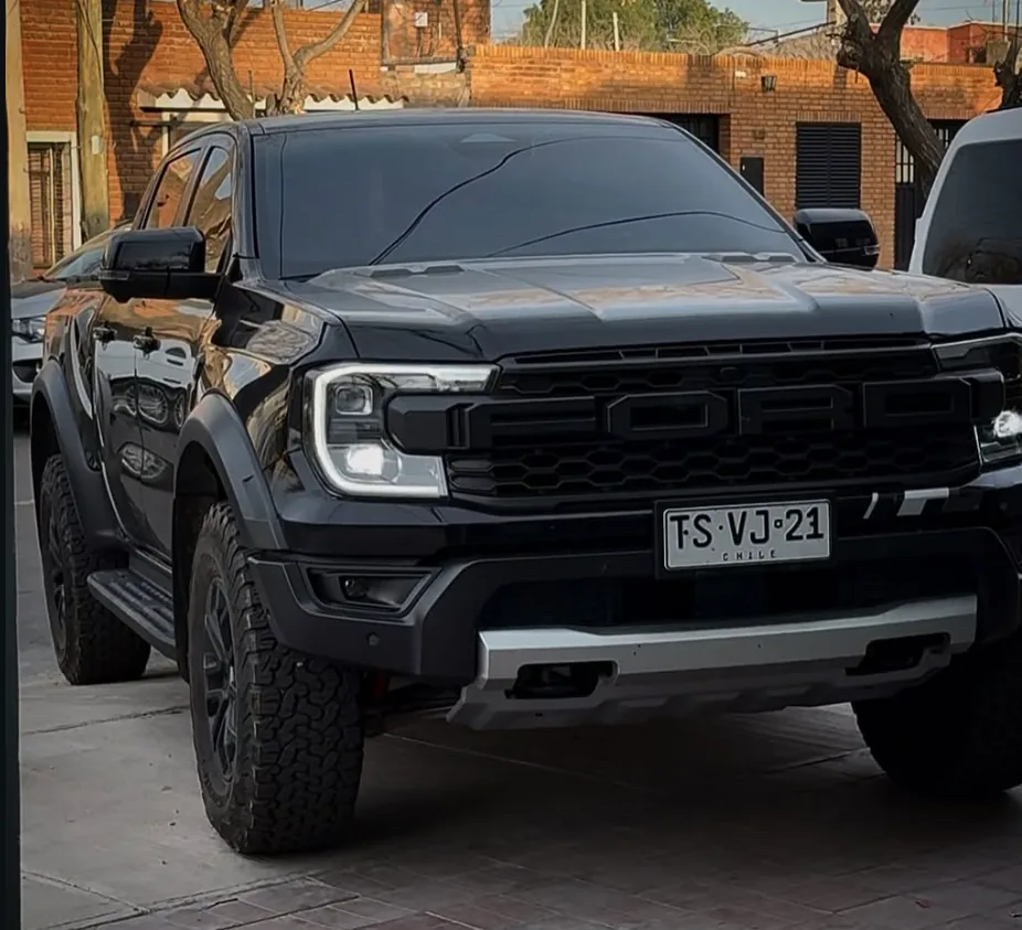 Camioneta gris con vidrios polarizados estacionada