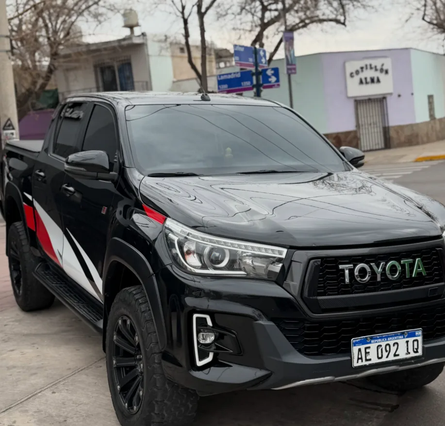 Camioneta negra con vidrios polarizados estacionada en la calle