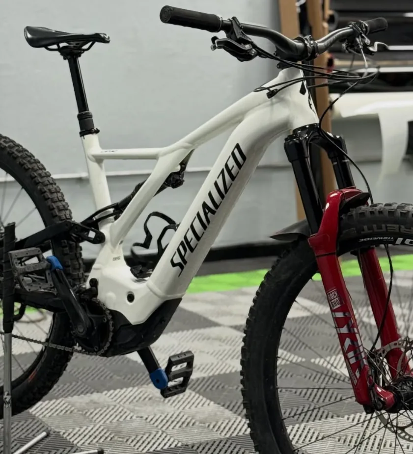 Bicicleta blanca exhibida en un taller